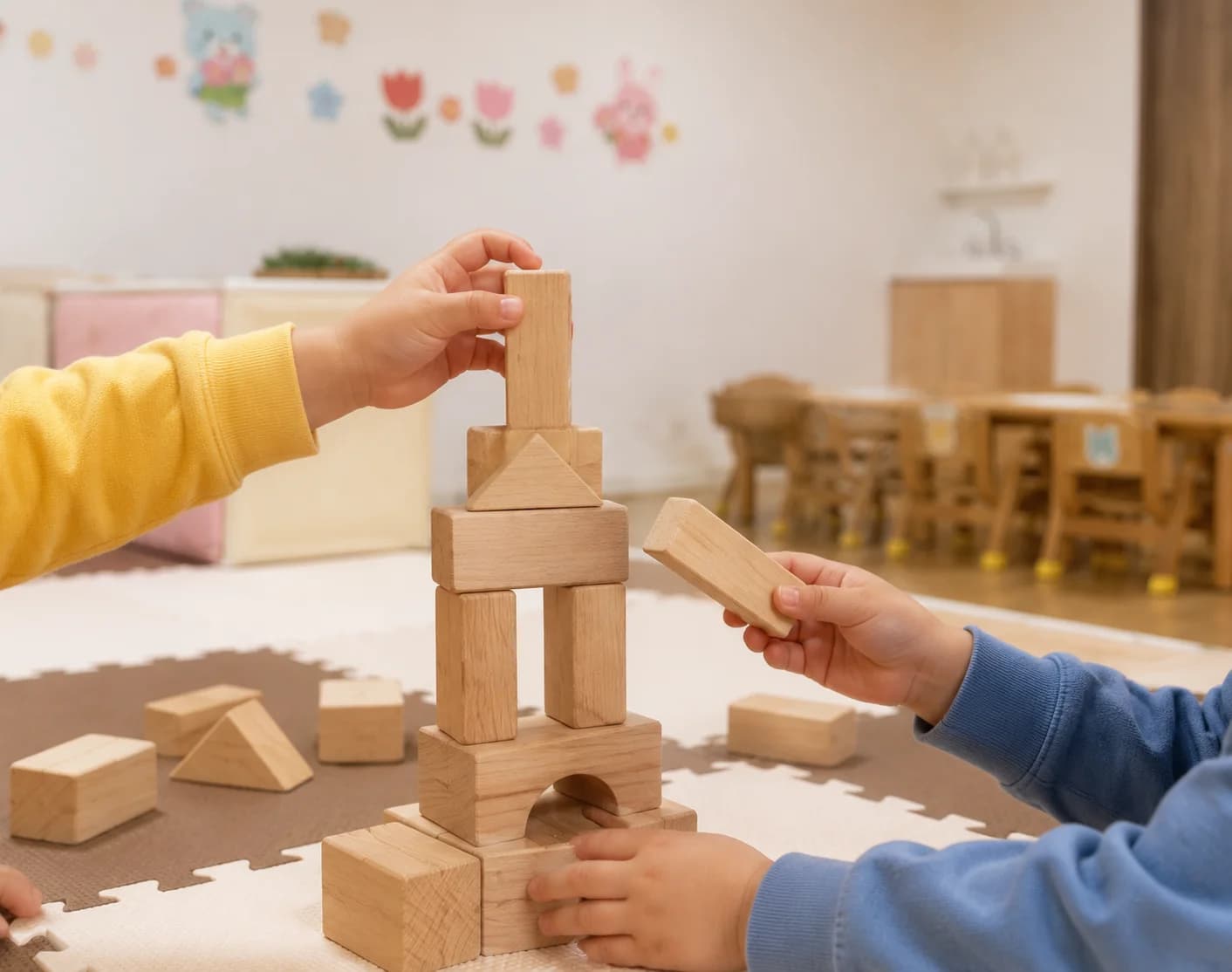 保育室で積み木遊びをする子どもたち